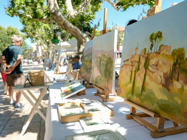 Organized by the association les arts Ô soleil, les peintres dans la rue is an exhibition of painters on the Place Montfort in Vaison la romaine on 16/07/2020.