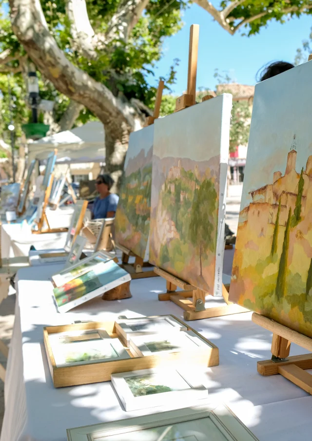 Organized by the association les arts Ô soleil, les peintres dans la rue is an exhibition of painters on the Place Montfort in Vaison la romaine on 16/07/2020.
