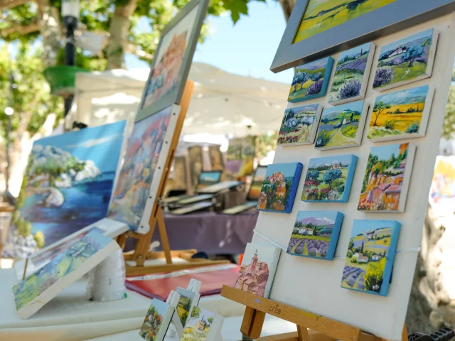 Die von der Vereinigung les arts Ô soleil organisierte Veranstaltung les peintres dans la rue ist eine Ausstellung von Malern auf dem Place Montfort in Vaison la romaine.