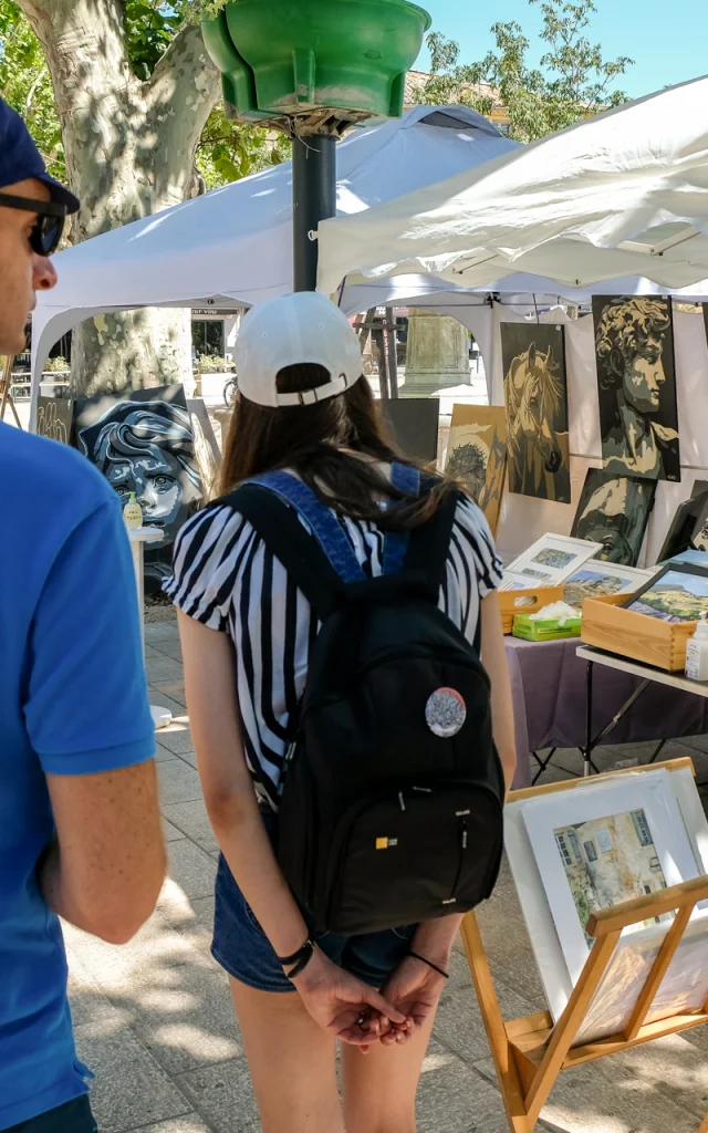 Organized by the association les arts Ô soleil, les peintres dans la rue is an exhibition of painters on the Place Montfort in Vaison la romaine on 16/07/2020.