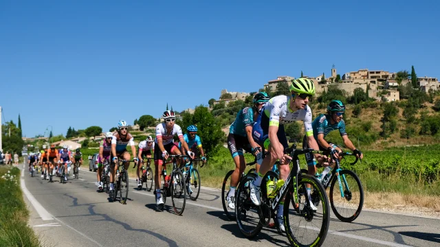 Vorbeifahrt der Radrennfahrer vor dem Dorf Faucon während der 2020er Ausgabe des Mont Ventoux Höhenmeter Challenges.