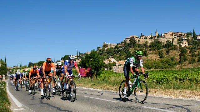Vorbeifahrt der Radrennfahrer vor dem Dorf Faucon während der 2020er Ausgabe des Mont Ventoux Höhenmeter Challenges.