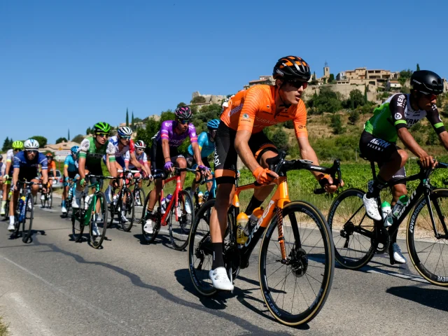 Passage des coureurs cyclistes devant le village de Faucon durant l'édition 2020 du Mont Ventoux dénivelé challenges.