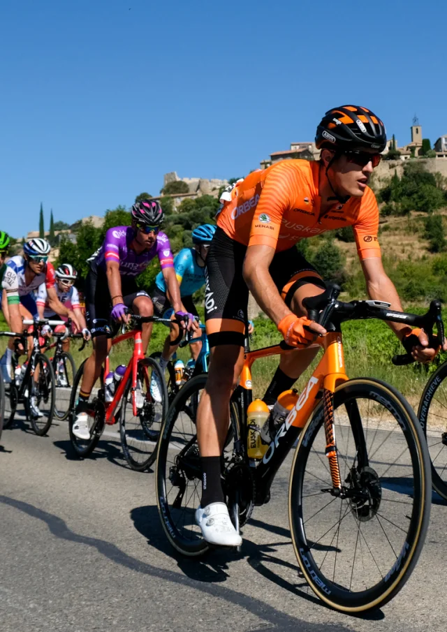Vorbeifahrt der Radrennfahrer vor dem Dorf Faucon während der 2020er Ausgabe des Mont Ventoux Höhenmeter Challenges.