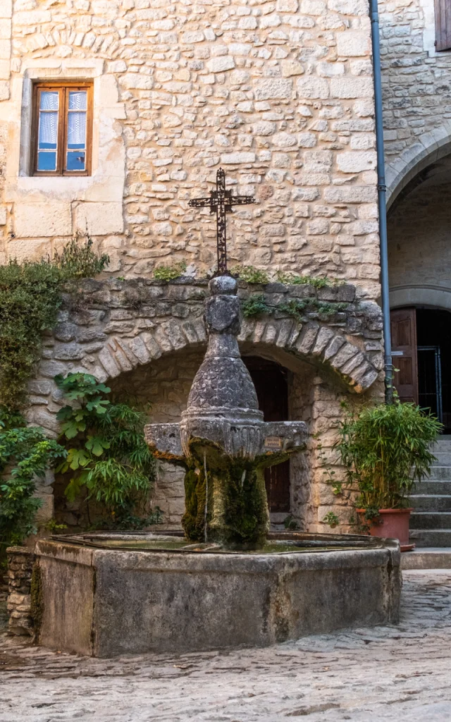 Dorf Crestet an einem Sommertag am 25. August 2020