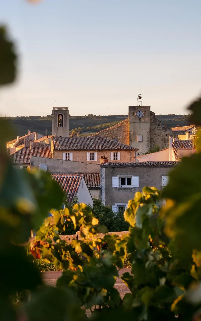 Dorf Buisson im Herbst