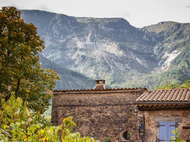 Dorf Saint-Léger-du-Ventoux mit dem Mont-Ventoux im Hintergrund