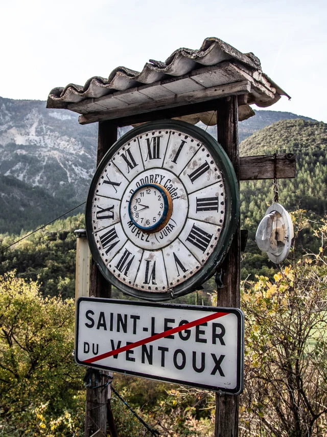Dorfuhr in Saint-Léger-du-Ventoux