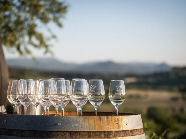 Weingläser mit einem Panorama im Hintergrund