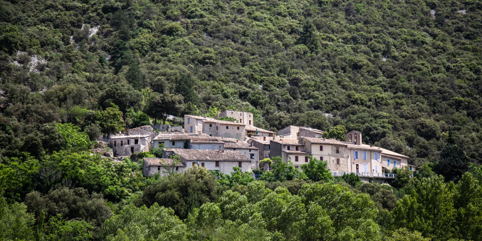 Dorf Saint-Léger-du-Ventoux im Frühling