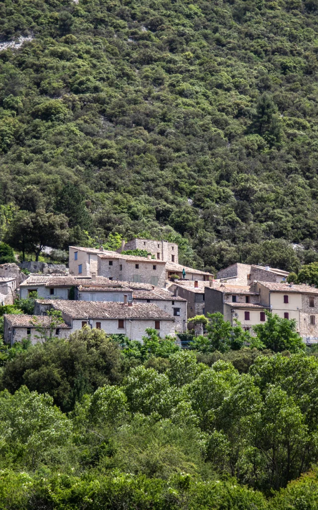 Dorf Saint-Léger-du-Ventoux im Frühling