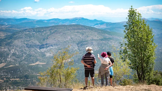 Drei Personen betrachten ein Panorama während einer Wanderung auf den Mont-Ventoux