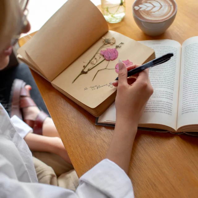 Dame, die eine Karte schreibt