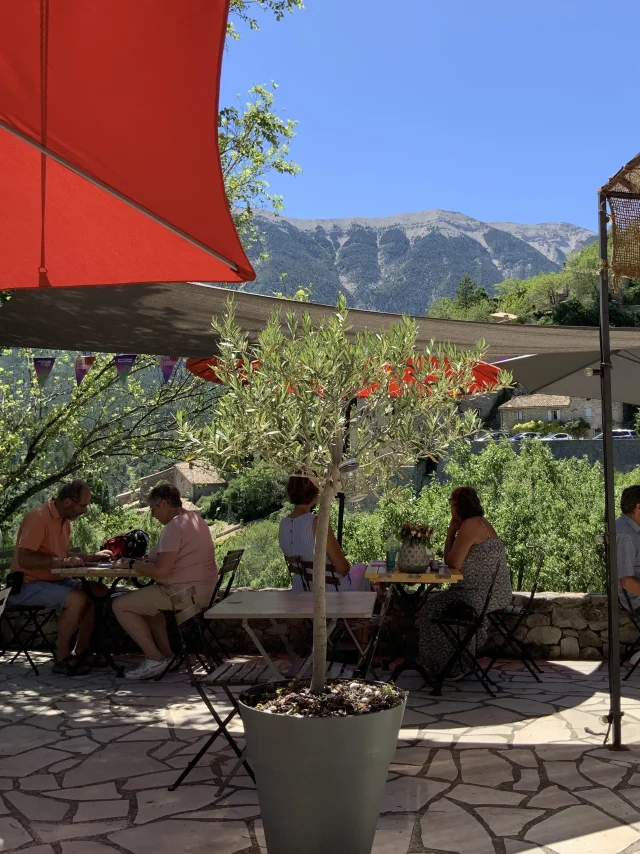 Terrasse im Dorf Brantes