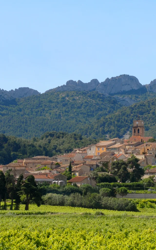 Dorf Sablet mit den Dentelles de Montmirail im Hintergrund