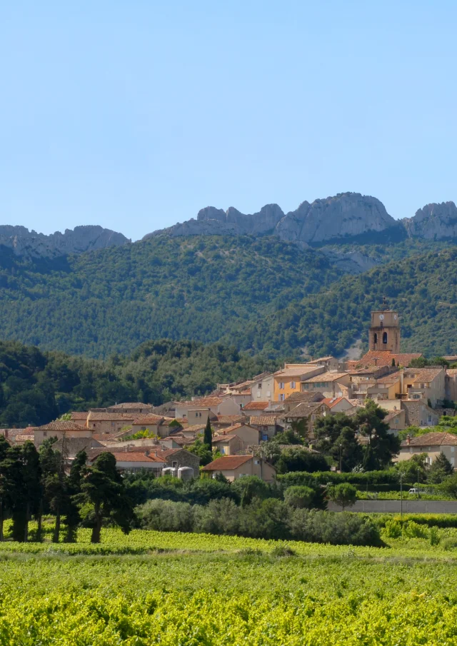 Dorf Sablet mit den Dentelles de Montmirail im Hintergrund