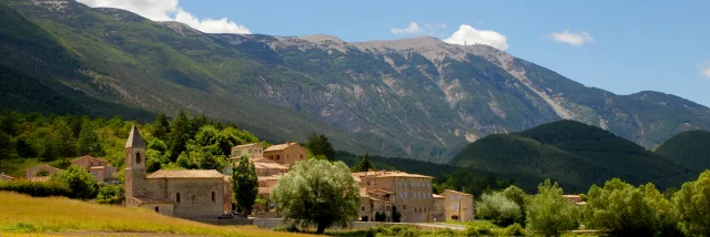 Dorf Savoillans mit dem Mont-Ventoux im Hintergrund