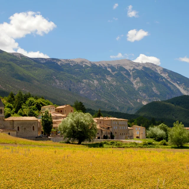 Dorf Savoillans mit dem Mont-Ventoux im Hintergrund